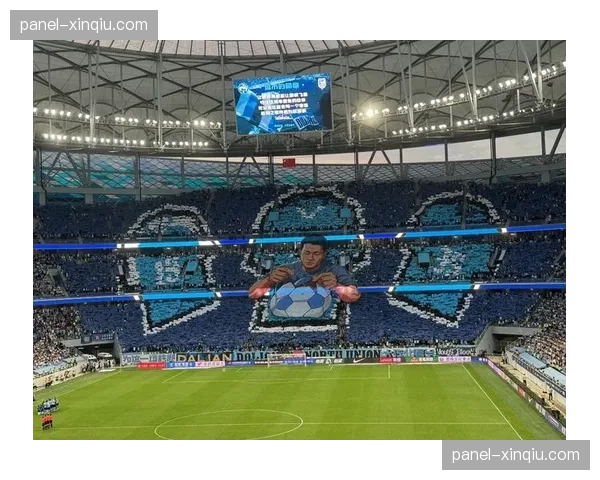 现场:克莱蒙球迷在看台打出巨型TIFO致敬即将离任的主教练 现场:克莱蒙球迷在看台打出巨型TIFO致敬即将离任的主教练